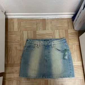 Mini jean skirt very cute new condition with tags